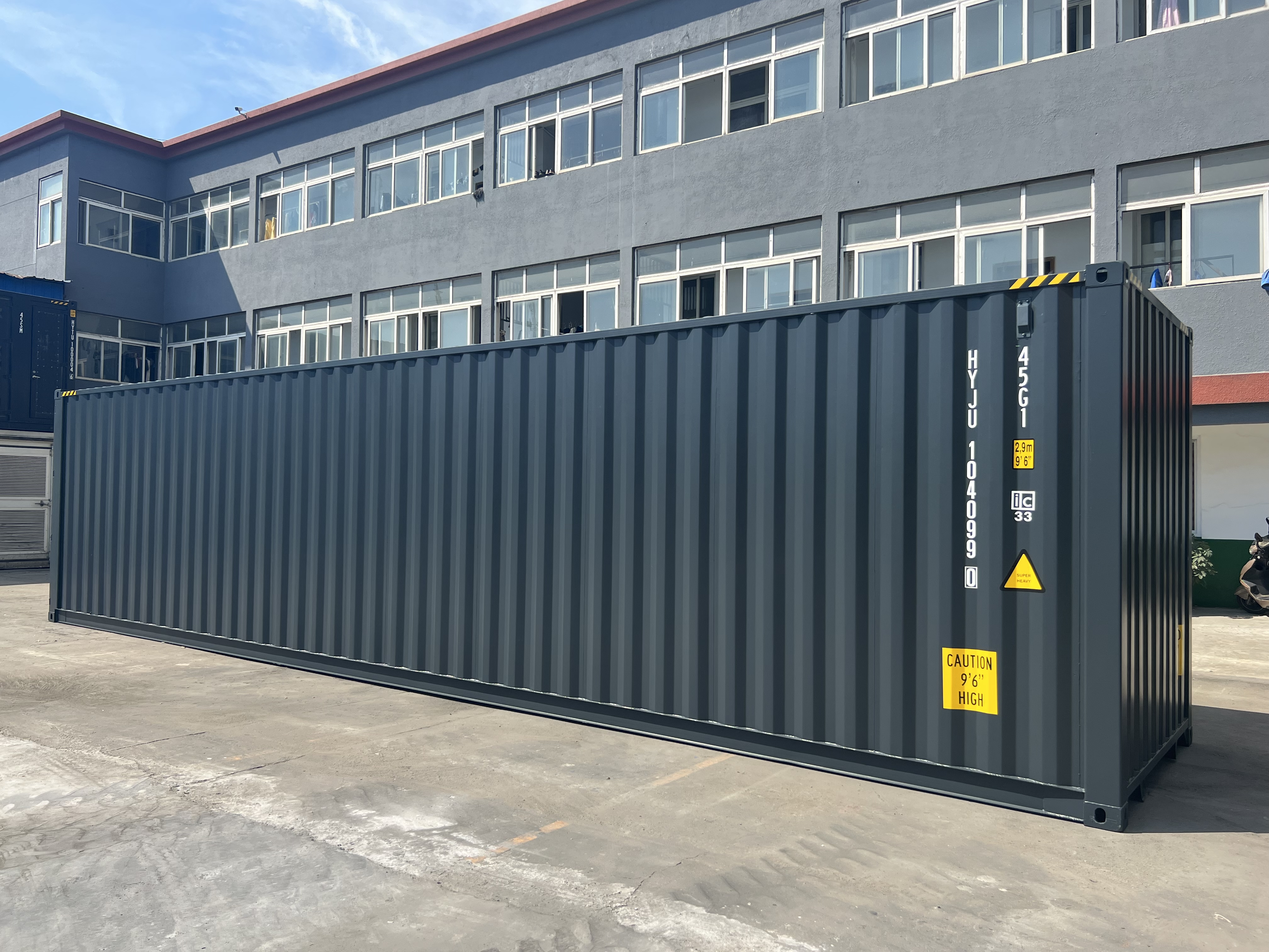 Dry shipping container